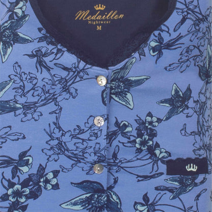 Blauw nachthemd met korte mouwen en gebloemde print, Medaillon logo zichtbaar, knoopsluiting aan de hals