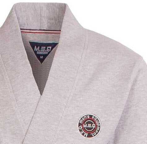 Grijze badjas van MEQ met kimono-stijl, lange mouwen, opgestikte zakken en een logo-badge op de borst.