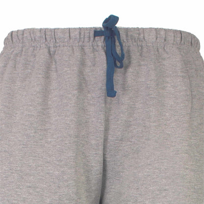 Grijze broek van een huispak met elastische tailleband en blauw trekkoord, gemaakt van zachte sweatstof.