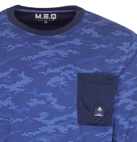 Blauwe pyjama top met camouflage-achtig patroon, ronde hals, lange mouwen en een donkerblauw borstzakje met logo.