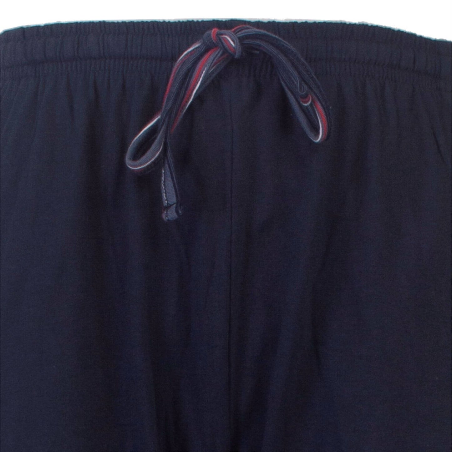 Close-up van een donkerblauwe pyjamabroek met een gestreept koord aan de taille.