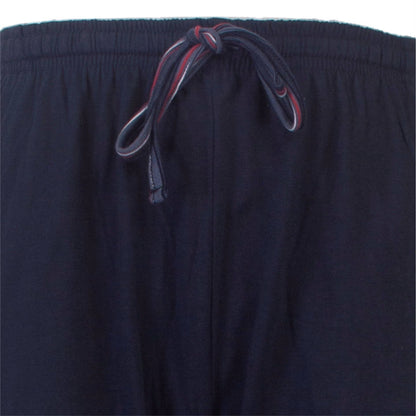 Close-up van een donkerblauwe pyjamabroek met een gestreept koord aan de taille.