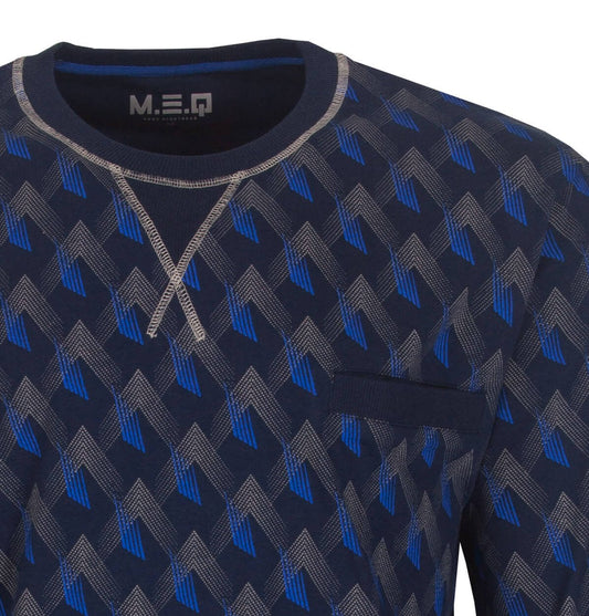 Blauwe herenpyjama met grijs-blauw geometrisch patroon, ronde hals en borstzakje, gemaakt van katoen.