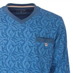 Blauwe heren pyjama met V-hals en paisley patroon. De bovenkant heeft lange mouwen en een borstzakje.