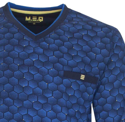 Blauwe pyjama met V-hals en hexagonaal patroon. Merk M.E.Q. zichtbaar op label. Gemaakt van gekamde katoen.