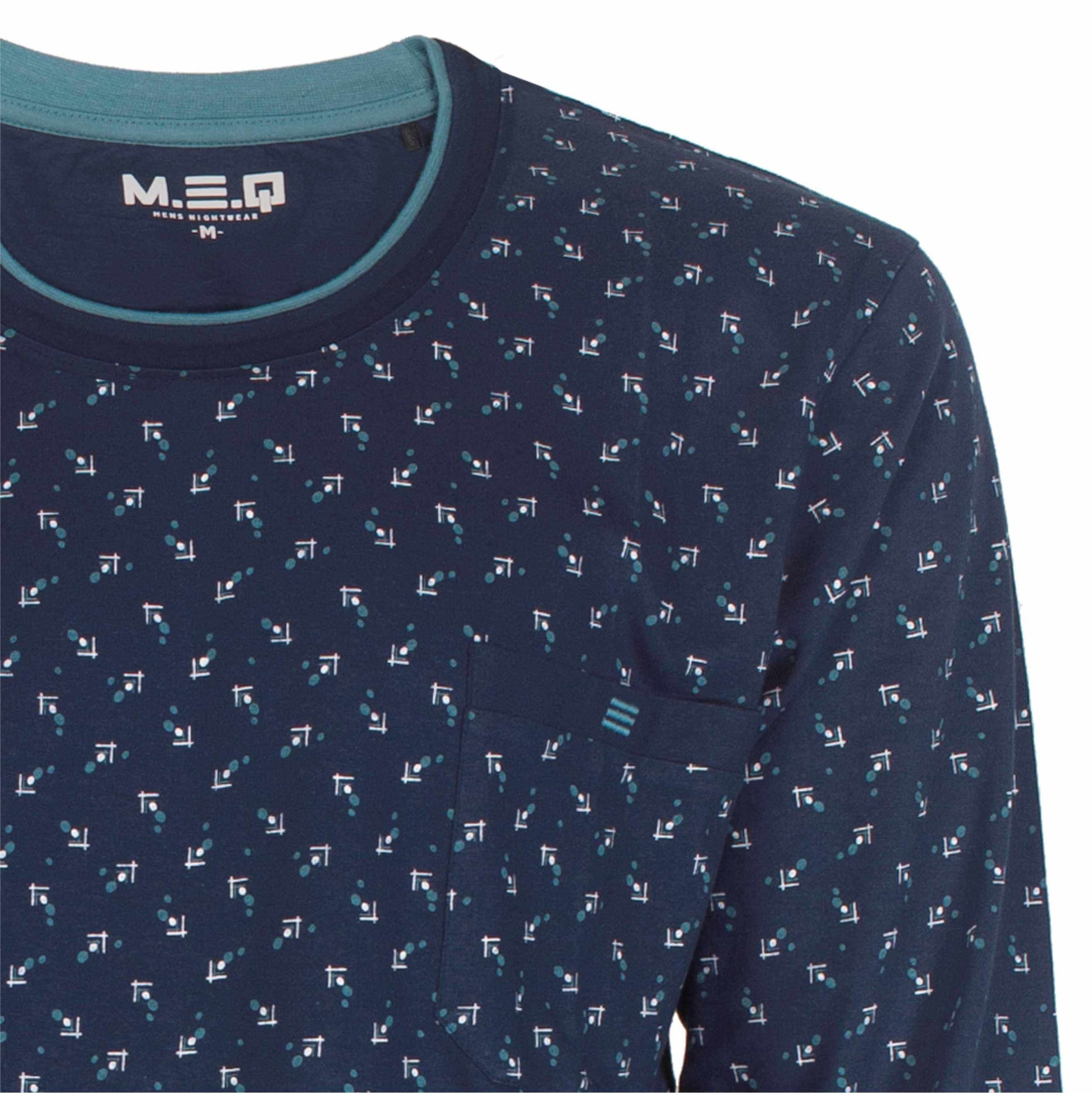 Donkerblauwe pyjama met lange moumet ronde hals en geometrisch patroon in lichtblauw en wit, merk MEQ zichtbaar