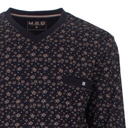 Close-up van donkerblauwe pyjama met klein geometrisch bloemenpatroon en V-hals