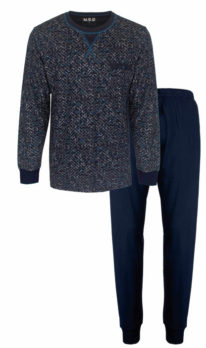 Blauwe herenpyjama met geprint dessin, lange mouwen en ronde hals. Bijpassende effen blauwe broek.
