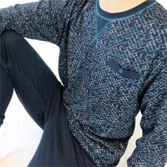 Blauwe heren pyjama met geometrisch print. Ronde hals en contrasterende zwarte mouw zichtbaar.