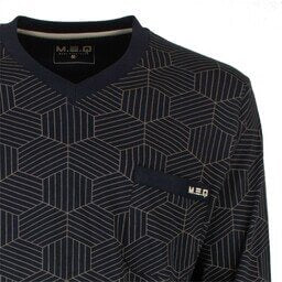Donkerblauwe pyjama met geometrisch patroon en V-hals, close-up van de bovenkant met MEQ logo