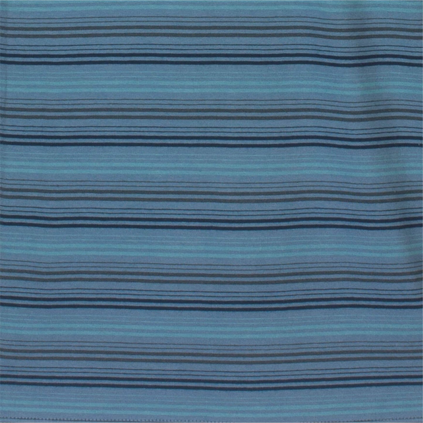 Gestreept patroon in verschillende tinten blauw, van lichtblauw tot donkerblauw, op een katoenen stof.
