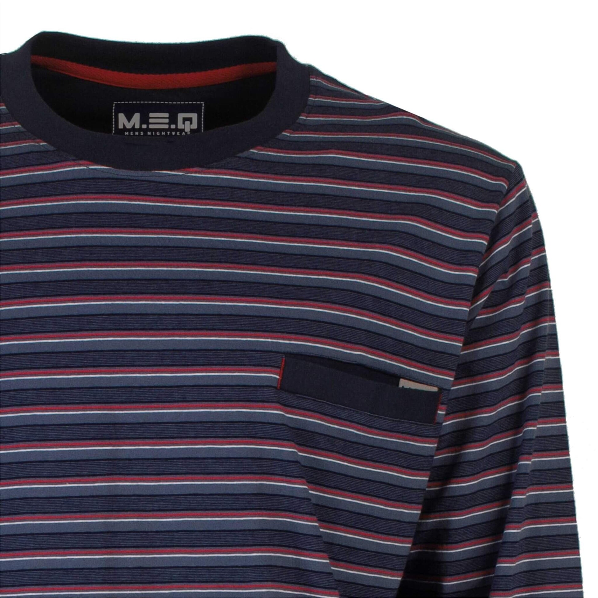 Blauw gestreepte pyjama met ronde hals, donkerblauwe, lichtblauwe en rode strepen, met borstzakje.