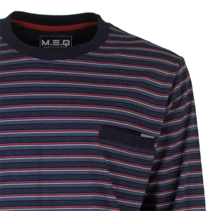 Blauw gestreepte pyjama met ronde hals, donkerblauwe, lichtblauwe en rode strepen, met borstzakje.