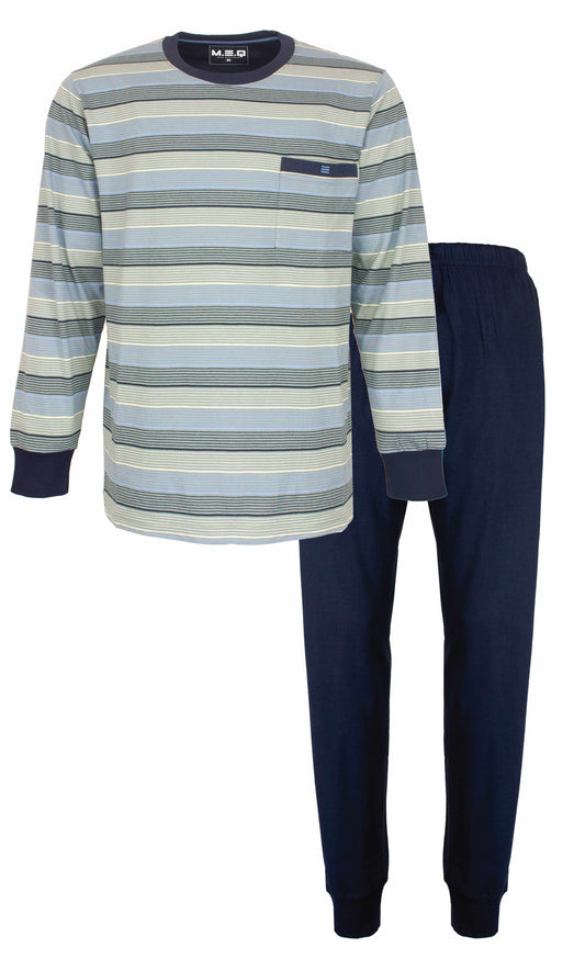Gestreepte heren pyjama met lange mouwen in groen en blauw tinten, met bijpassende donkerblauwe broek.