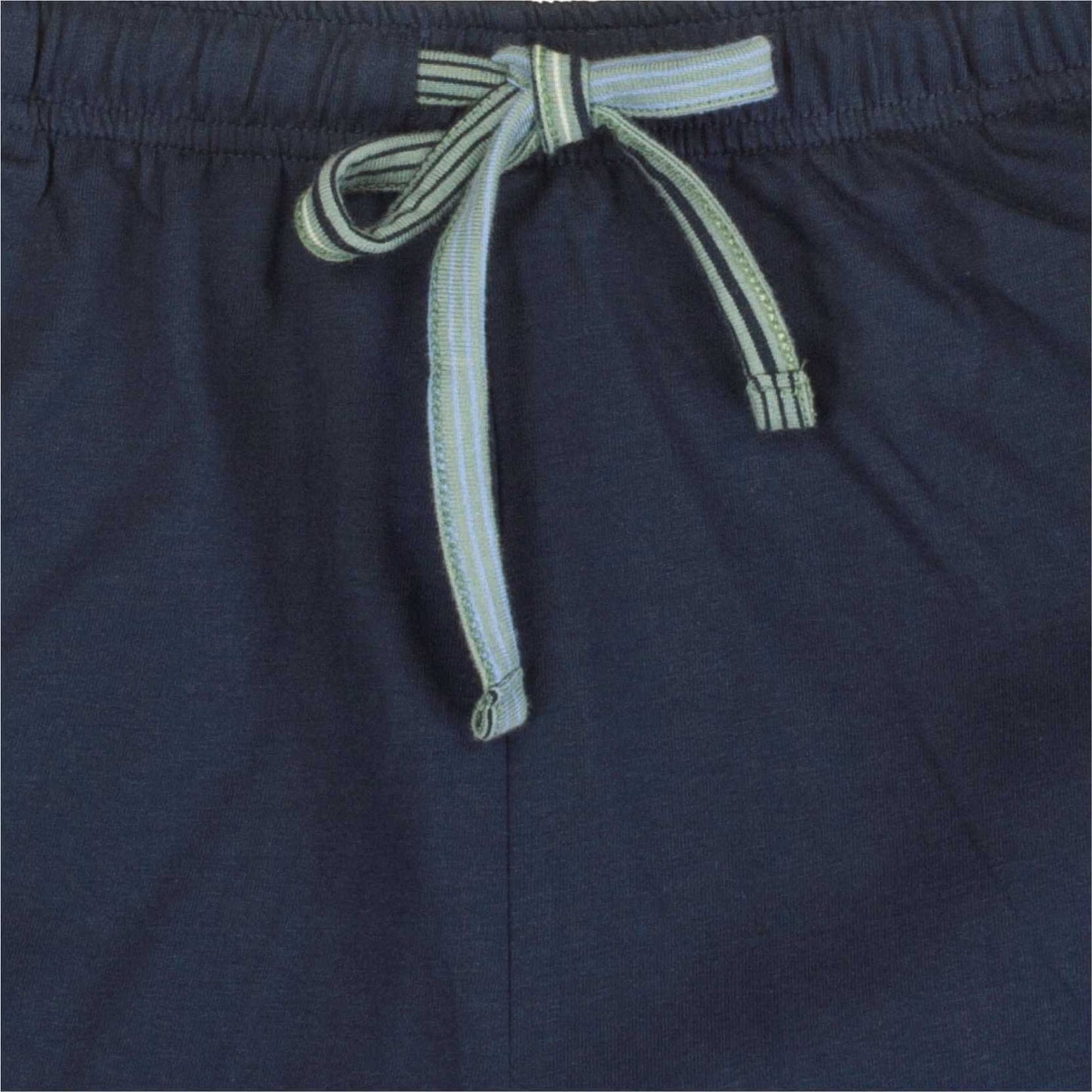 Close-up van een donkerblauwe pyjamabroek met een gestreept wit-groen trekkoord in een strik gebonden.