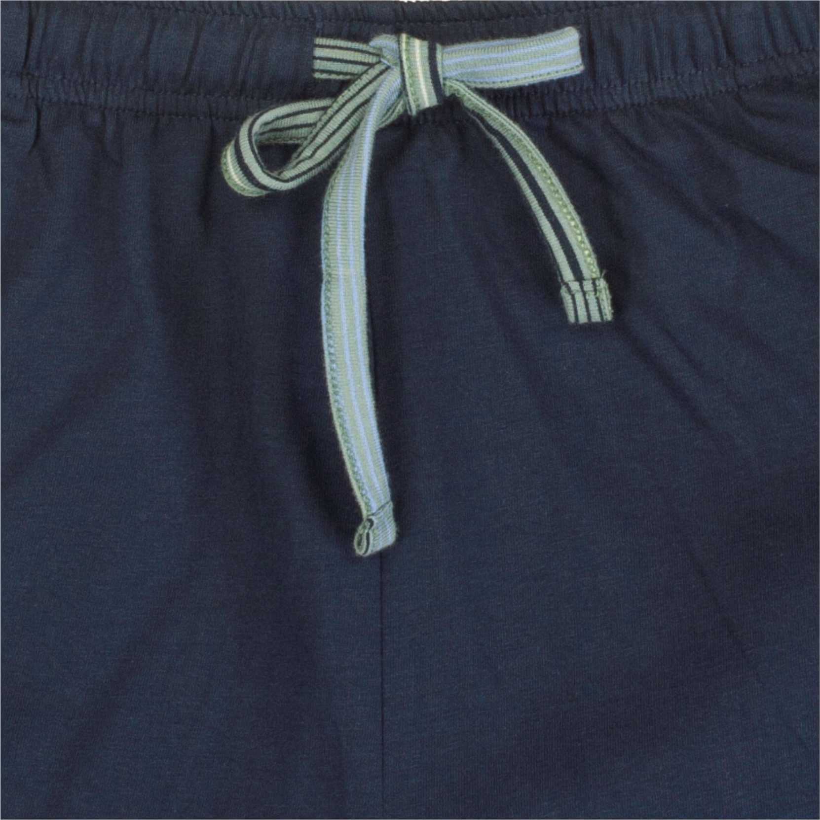 Close-up van een donkerblauwe pyjamabroek met een gestreept wit-groen trekkoord in een strik gebonden.
