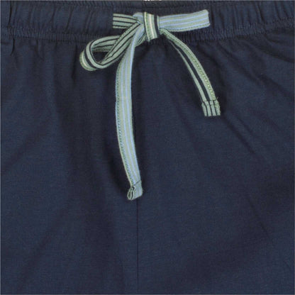 Close-up van een donkerblauwe pyjamabroek met een gestreept wit-groen trekkoord in een strik gebonden.