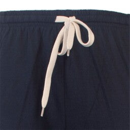 Close-up van een navy blauwe pyjamabroek met een wit koord als tailleband