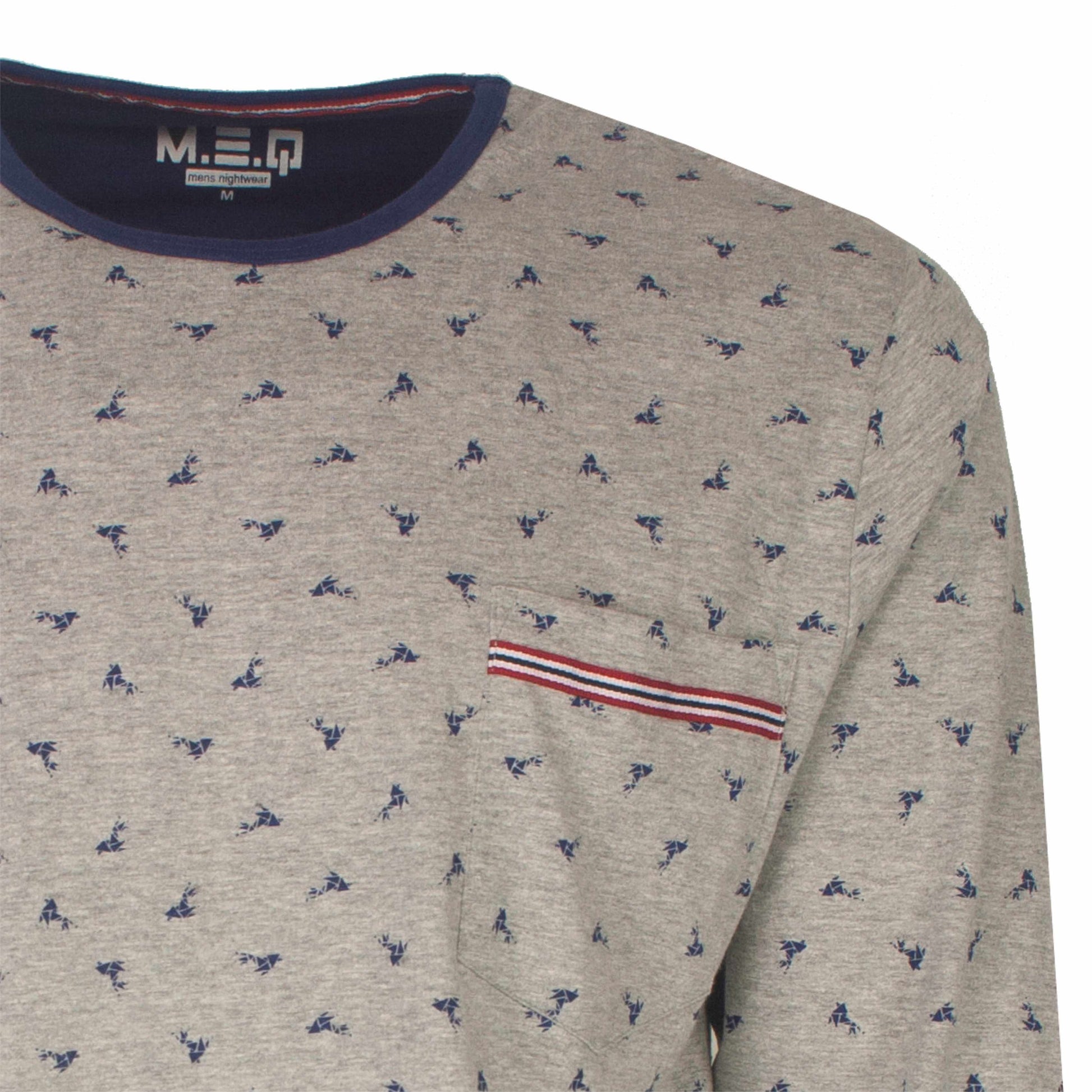 Grijze pyjama top met kleine blauwe printjes, ronde hals, lange mouwen en borstzakje met gestreepte tape.