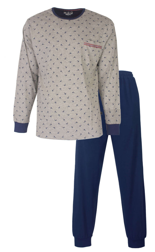 Grijze pyjama met blauw patroon en ronde hals. Lange mouwen en broek. Zakje op de borst met gestreepte tape.