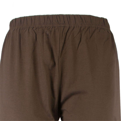 Close-up van een beige khaki pyjamabroek met elastische tailleband, gemaakt van 100% katoen.