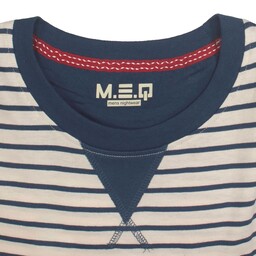 Blauwe heren pyjama top met wit gestreept patroon, V-hals inzet en rood detail aan de kraag
