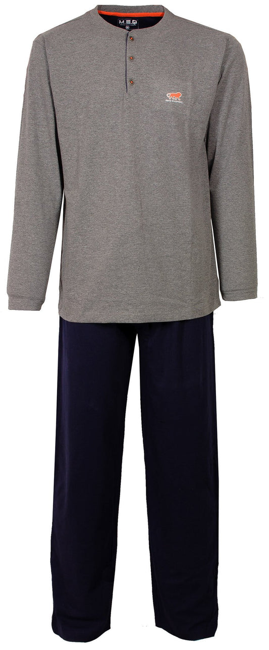 Grijze heren pyjama set met lange mouwen en broek. Shirt met knoopsluiting en logo, broek met trekkoord.