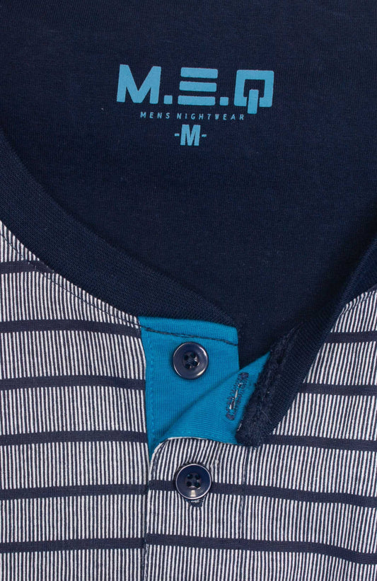 Lichtgrijze heren pyjama met gestreepte top, polo sluiting, en donkerblauwe accenten. MEQ logo zichtbaar.