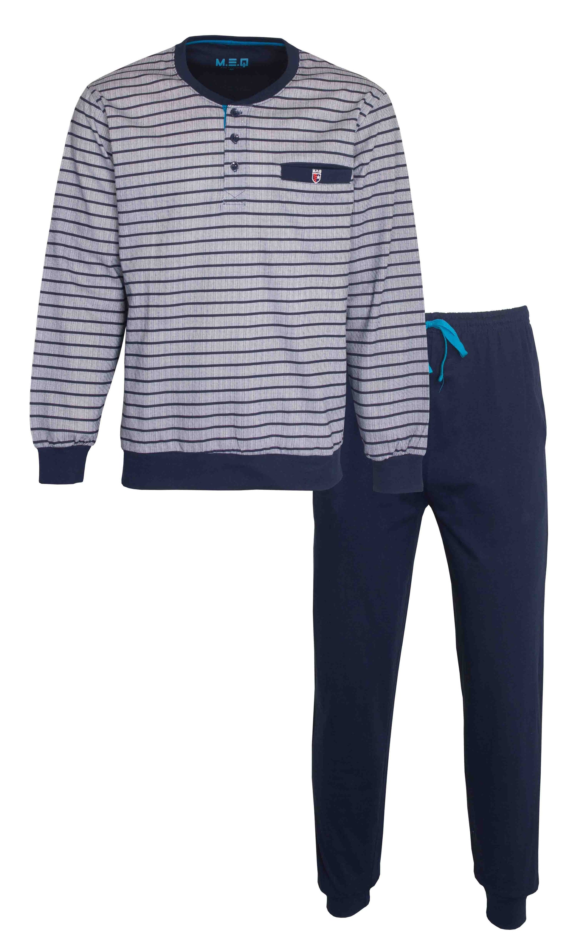 Lichtgrijze gestreepte pyjama set met lange mouwen en broek. Top heeft polo sluiting en borstzakje.