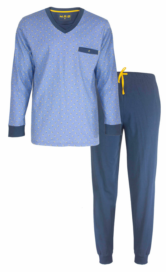 Lichtblauwe heren pyjama set met lange mouwen, V-hals en kleine driehoekige print. Blauwe broek met geel koord.
