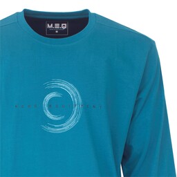 Close-up van een aqua groene pyjama top met lange mouwen en ronde hals, met een subtiel cirkelvormig logo op de borst.