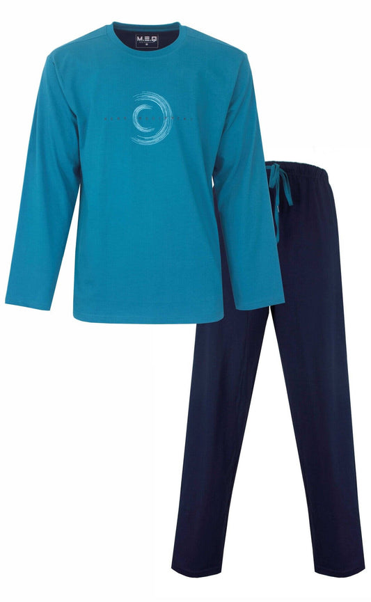 Aqua groene pyjama met lange mouwen en ronde hals, met een cirkelvormig logo op de borst, en een donkerblauwe broek.