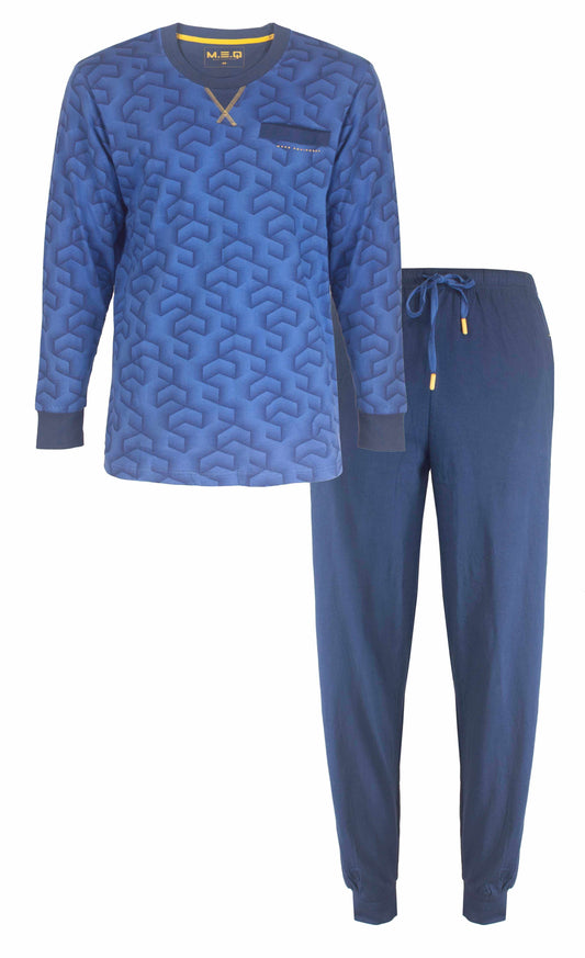 Blauwe heren pyjama set met lange mouwen en broek. De top heeft een geometrisch patroon en een borstzakje.