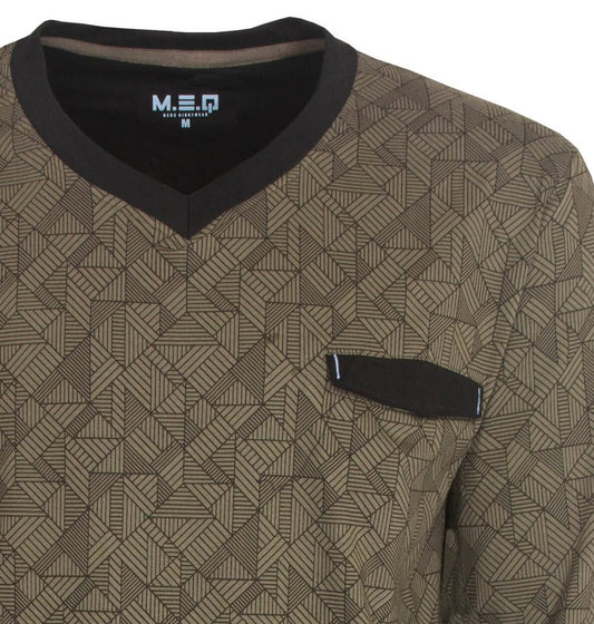 Legergroene pyjama top met geometrisch patroon, V-hals, lange mouwen en borstzakje. Merk MEQ zichtbaar.