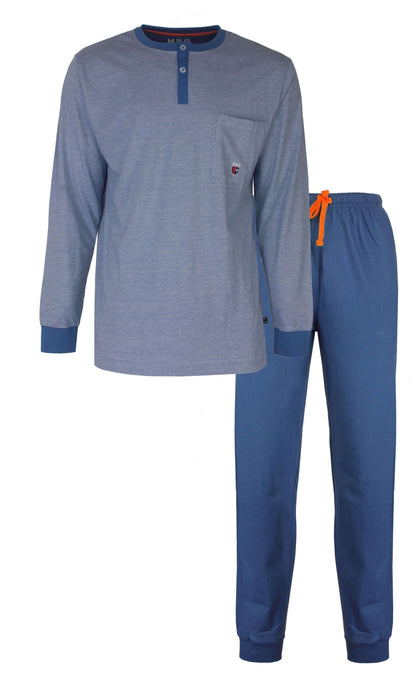 Lichtblauwe heren pyjama set met lange mouwen en broek. Gemaakt van katoen. Top met knoopsluiting en borstzakje.