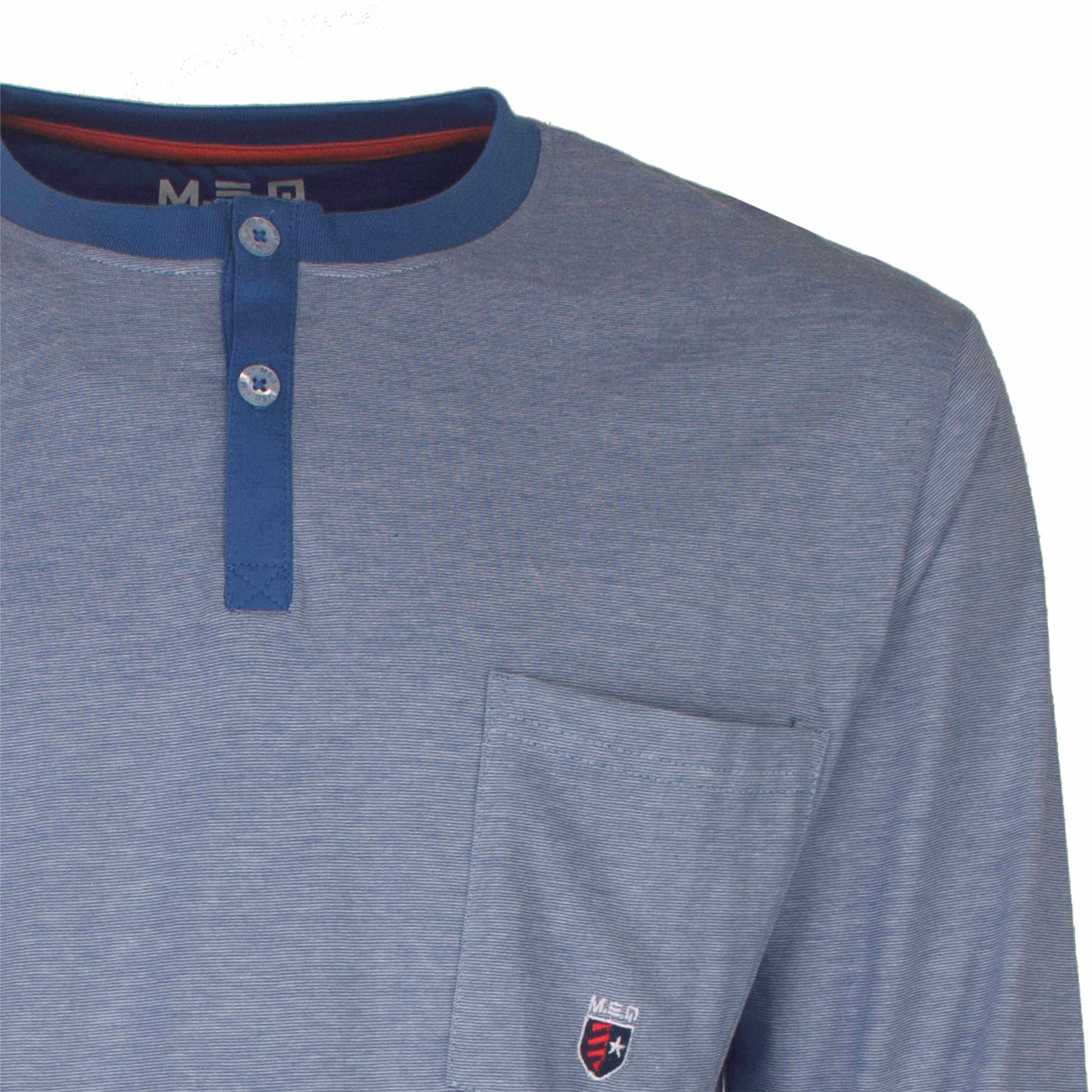 Lichtblauwe heren pyjama top met ronde hals, knoopsluiting, lange mouwen en borstzakje met logo