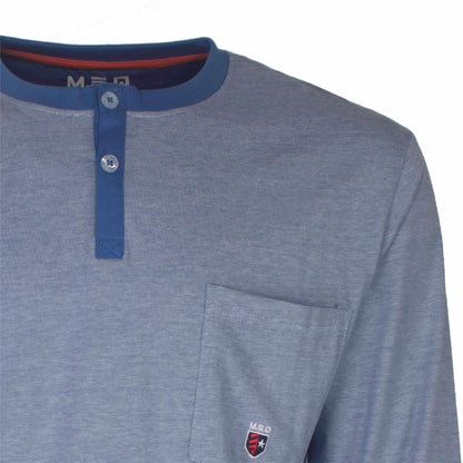 Lichtblauwe heren pyjama top met ronde hals, knoopsluiting, lange mouwen en borstzakje met logo