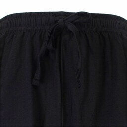 Close-up van een donkerblauwe pyjama broek met elastische taille en aantrekkoord, gemaakt van katoen.