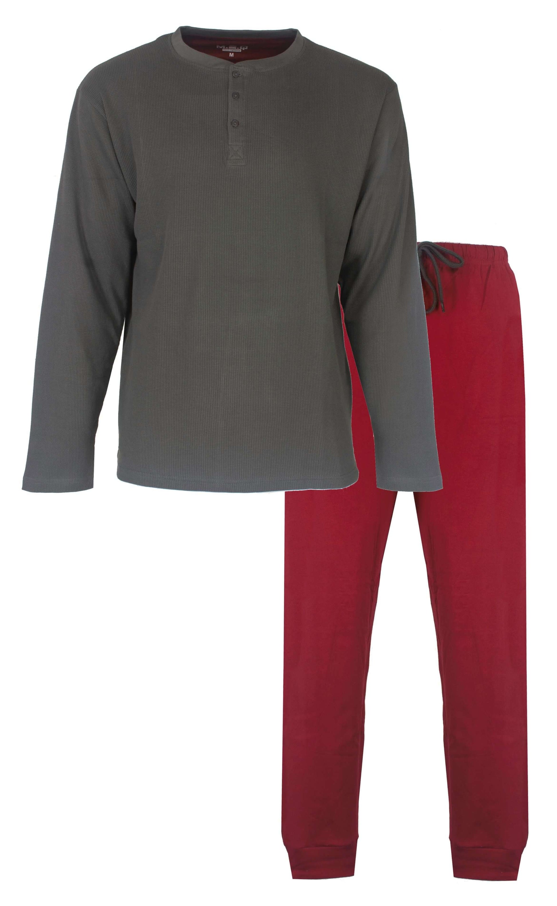 Grijze pyjama top met lange mouwen en polosluiting, gecombineerd met een rode lange broek met zakken en boorden.