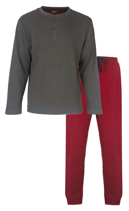 Grijze pyjama top met lange mouwen en polosluiting, gecombineerd met een rode lange broek met zakken en boorden.