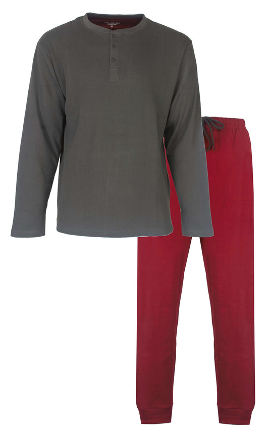 Grijze pyjama top met lange mouwen en polosluiting, gecombineerd met een rode lange broek met zakken en boorden.