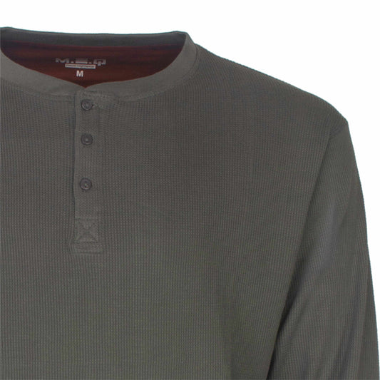 Close-up van groene pyjama top met wafelstructuur, ronde hals en polosluiting met drie knoopjes