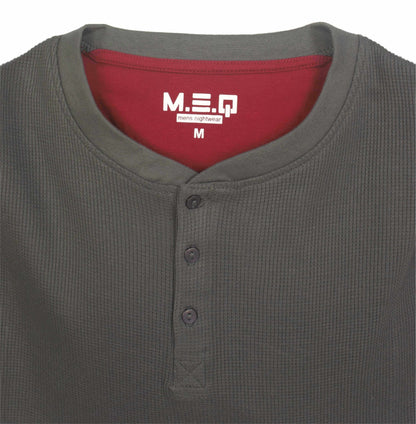Grijze pyjama top met rode binnenkant, wafelpatroon, polosluiting en MEQ logo op het label, maat M.