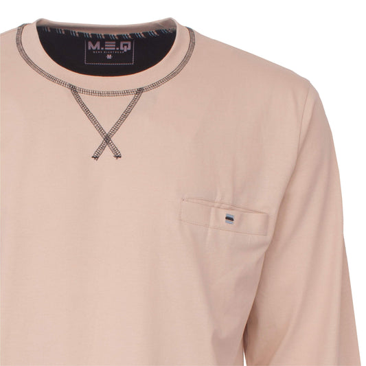 Beige pyjama bovenstuk met lange mouwen, ronde hals en borstzakje. Decoratieve stiksels bij de hals.