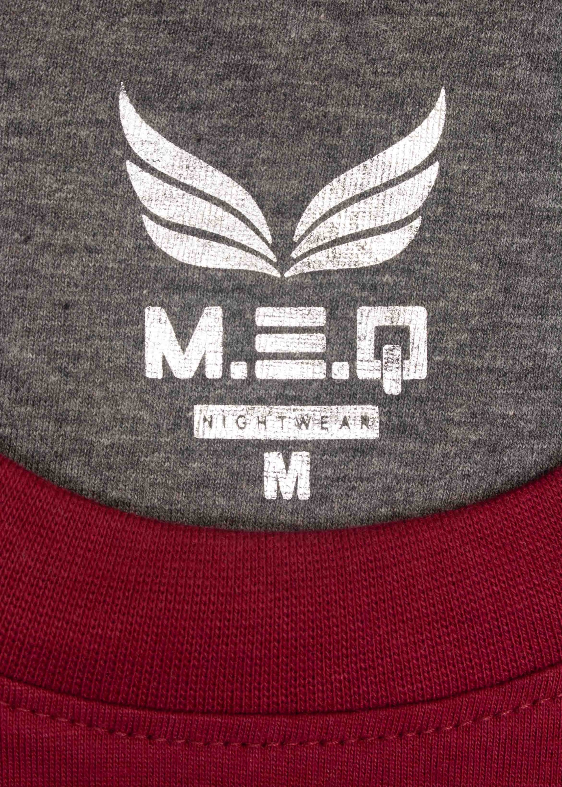MEQ logo op grijze stof met witte vleugels, 'M.E.Q Nightwear M' tekst, rode stof zichtbaar onderaan