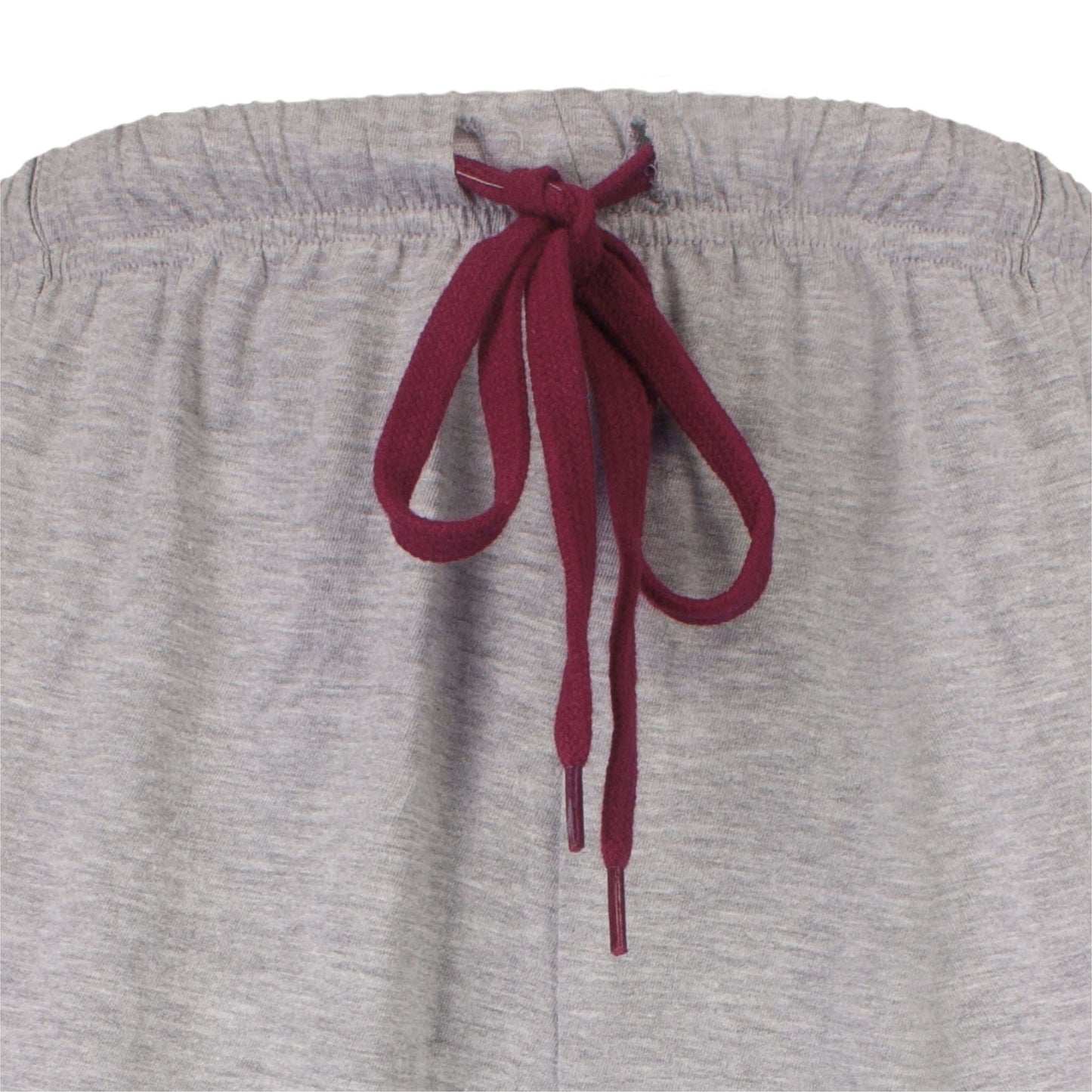 Grijze pyjama broek met bordeauxrode trekkoord in de tailleband, close-up van de elastische band.