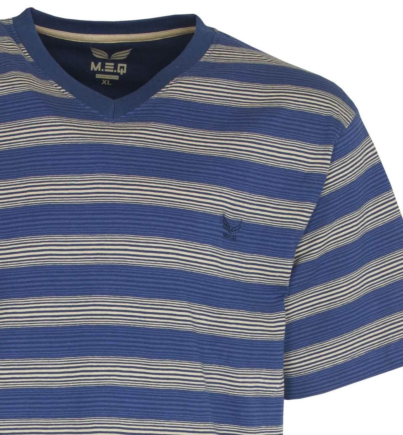 Blauw gestreept T-shirt met V-hals, onderdeel van een heren shortama set. Korte mouwen en MEQ logo.