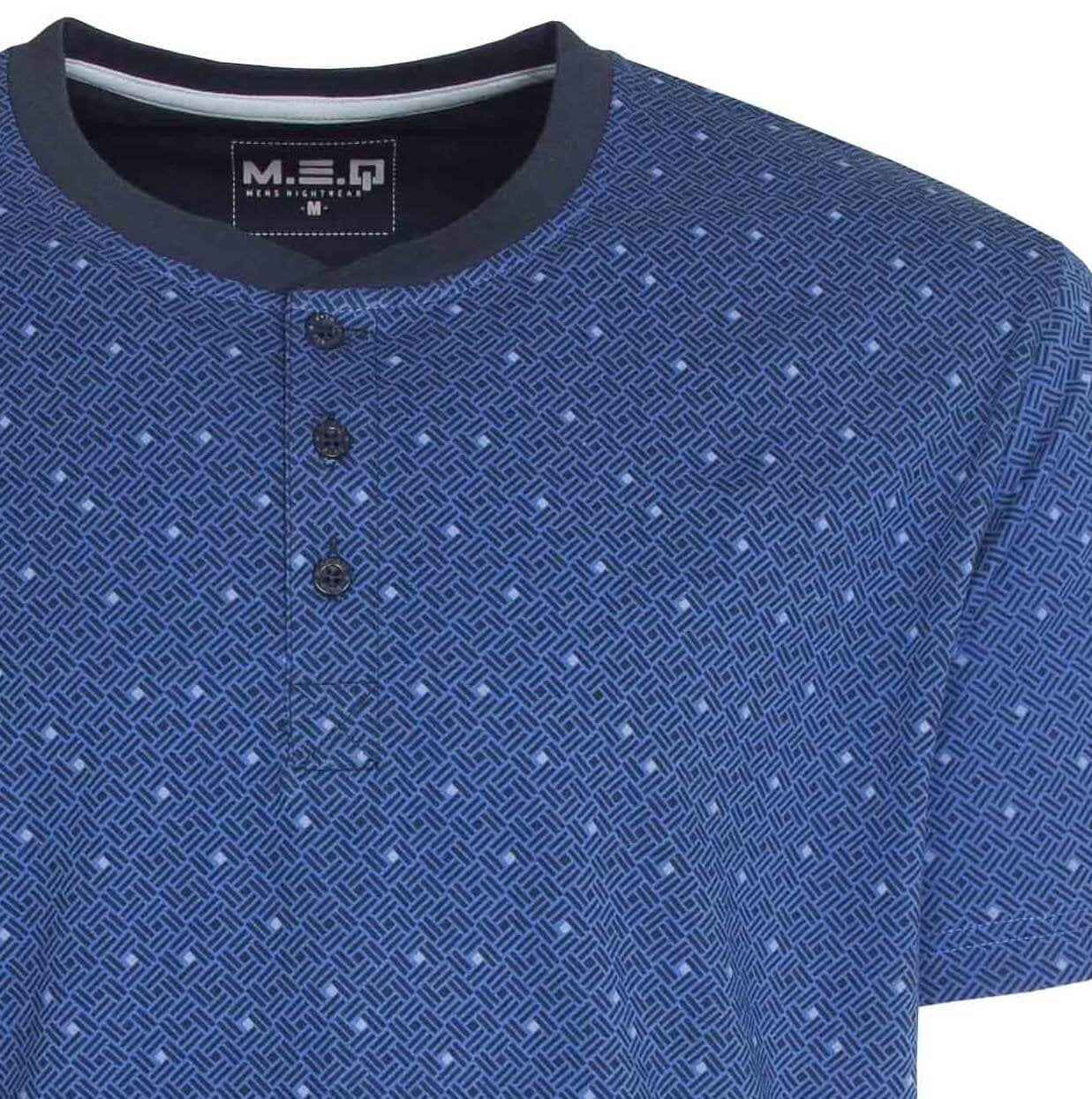 Blauw shortama bovenstuk met geometrisch patroon en lichtblauwe stippen, donkere hals en knoopsluiting
