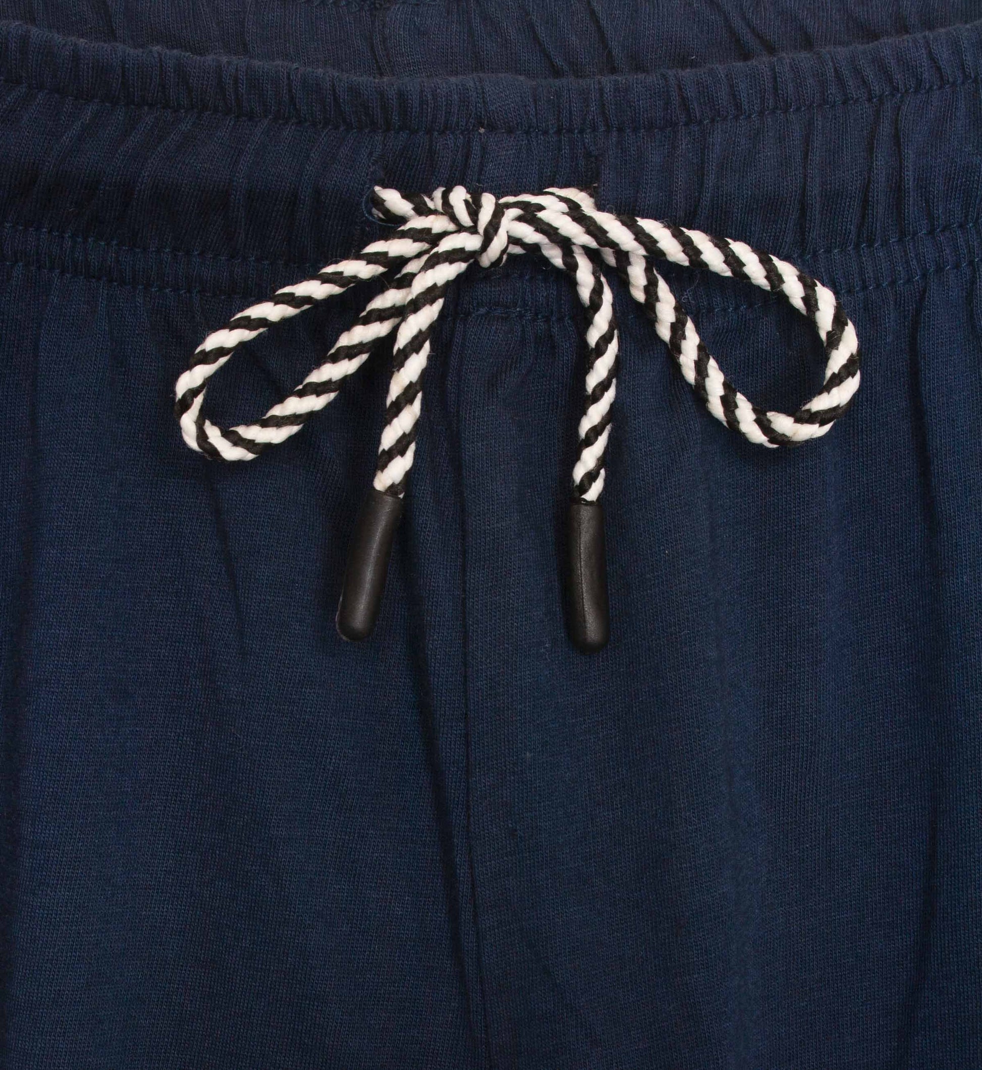 Blauwe shortama met wit-zwart gestreept koord. Close-up van de taille met elastische band en trekkoord.
