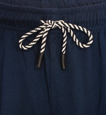 Blauwe shortama met wit-zwart gestreept koord. Close-up van de taille met elastische band en trekkoord.